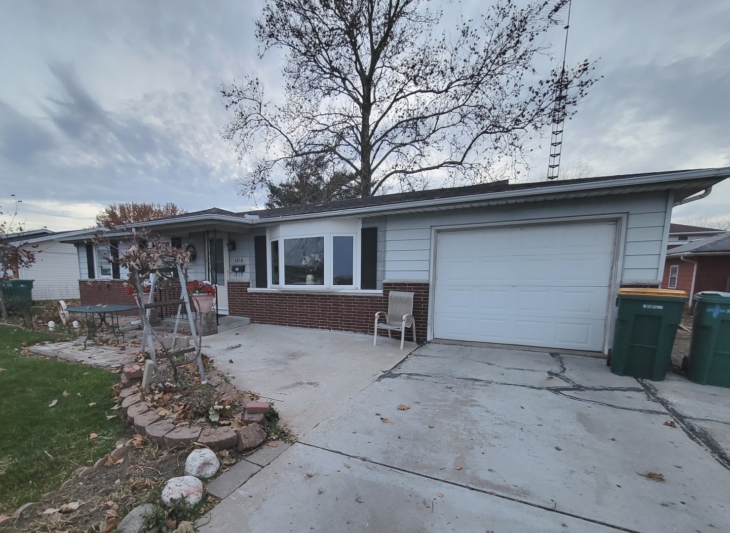 1810 N Shabbona Street