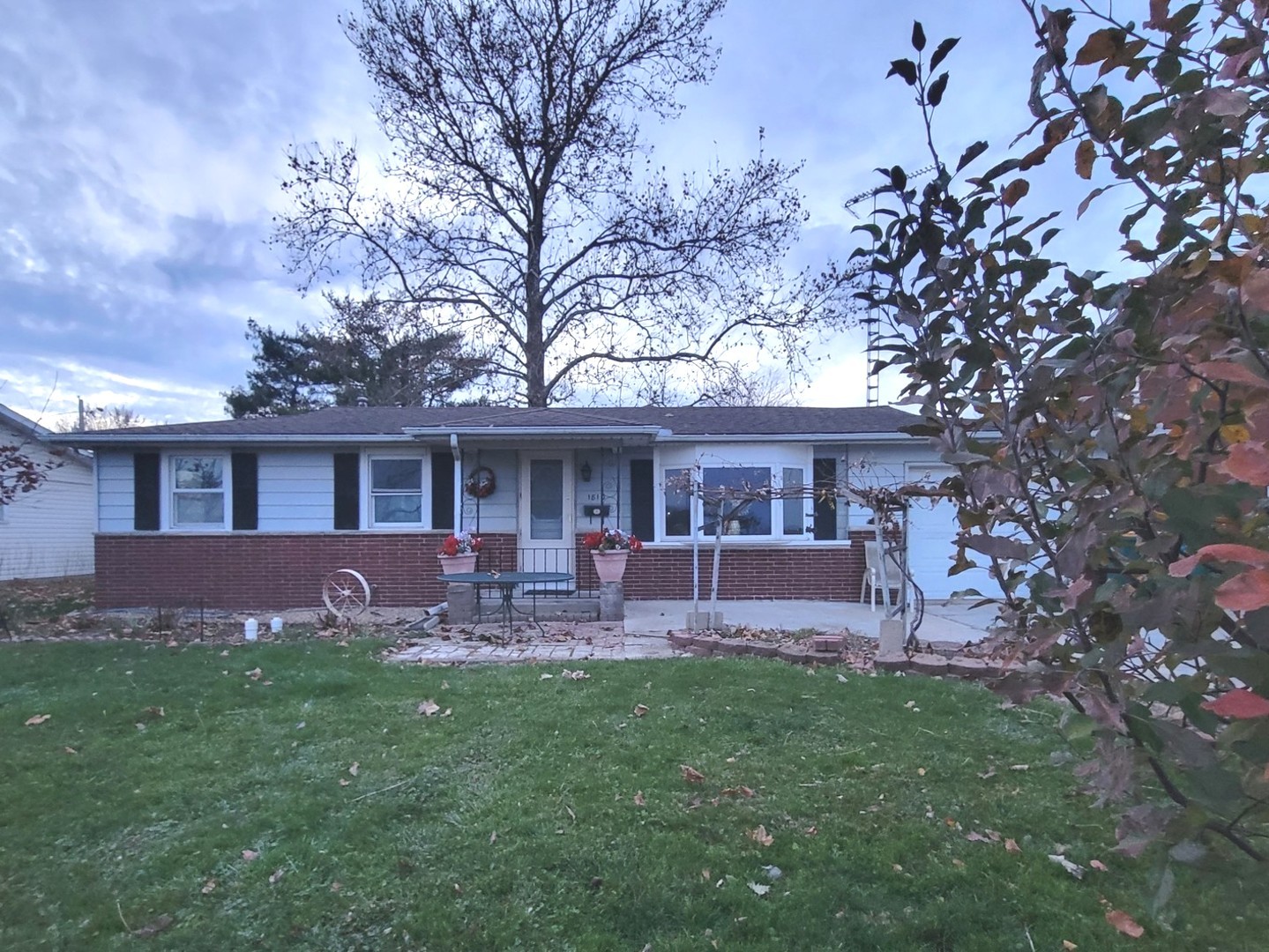 1810 N Shabbona Street