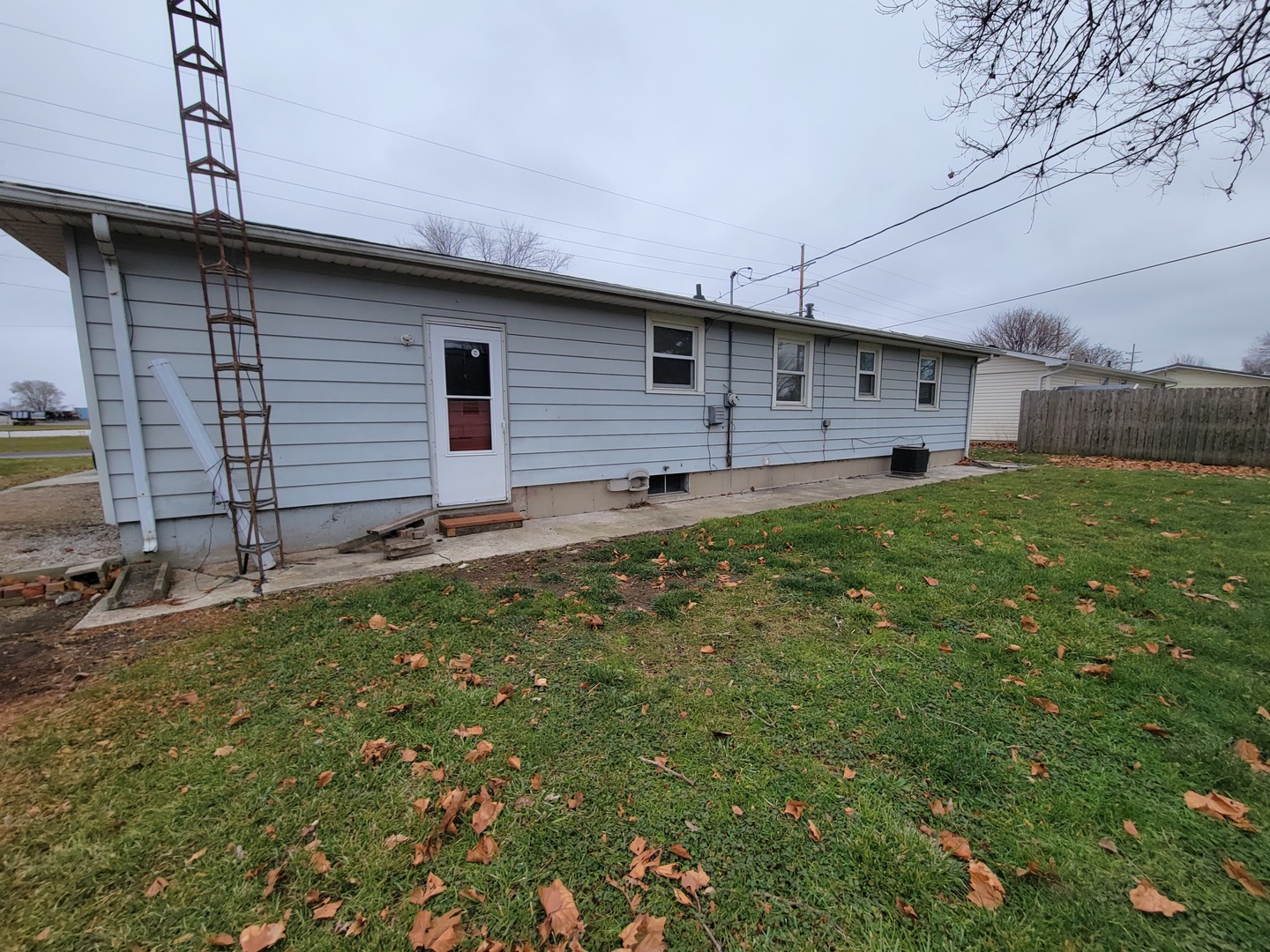 1810 N Shabbona Street