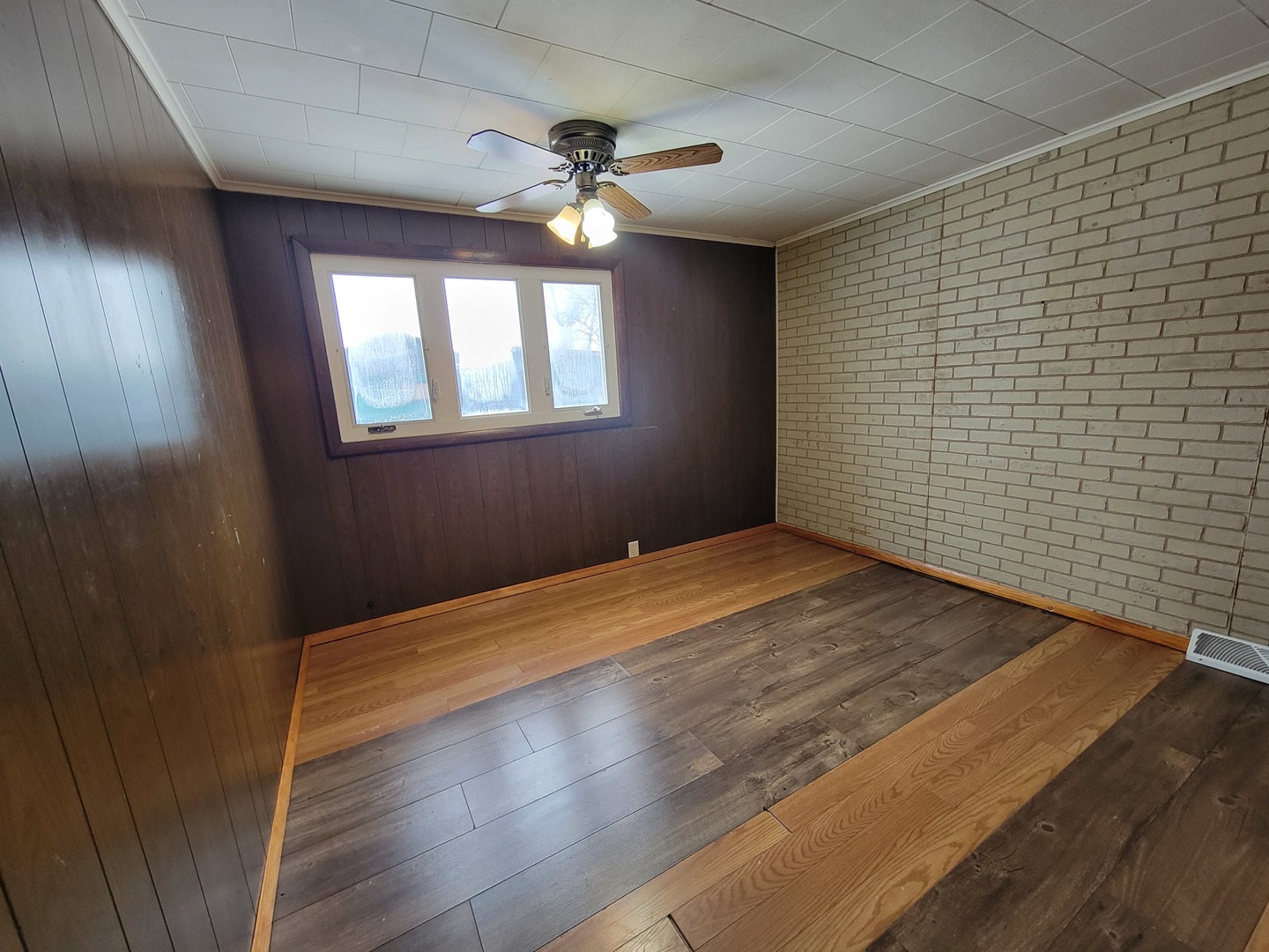 301 1/2 N Columbia Avenue