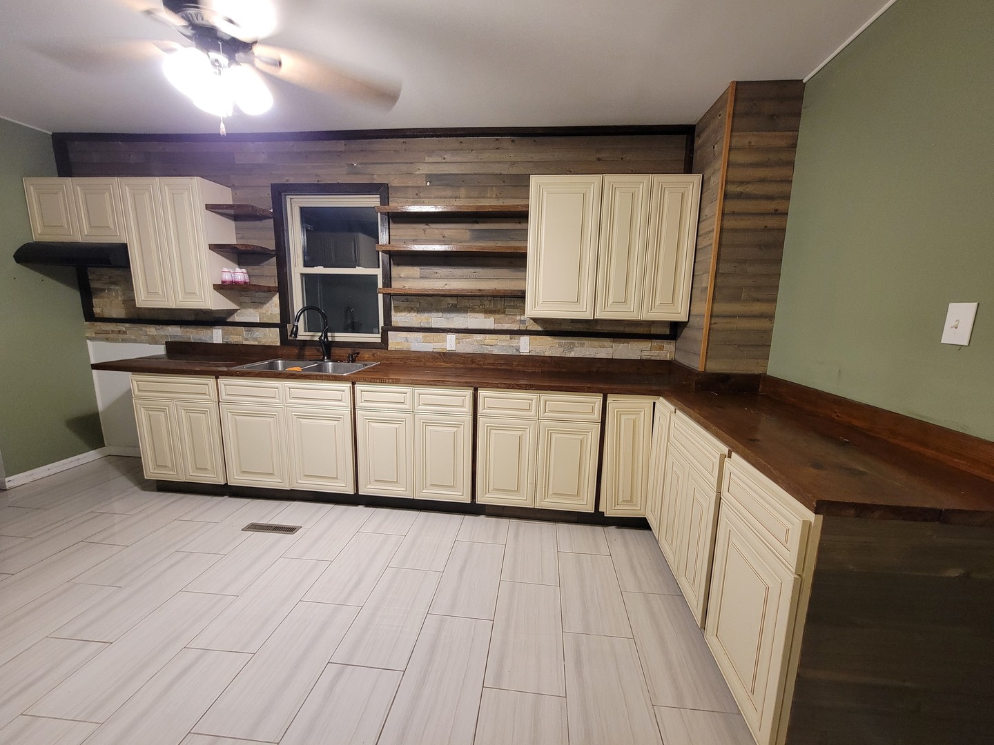 915 W Superior Street