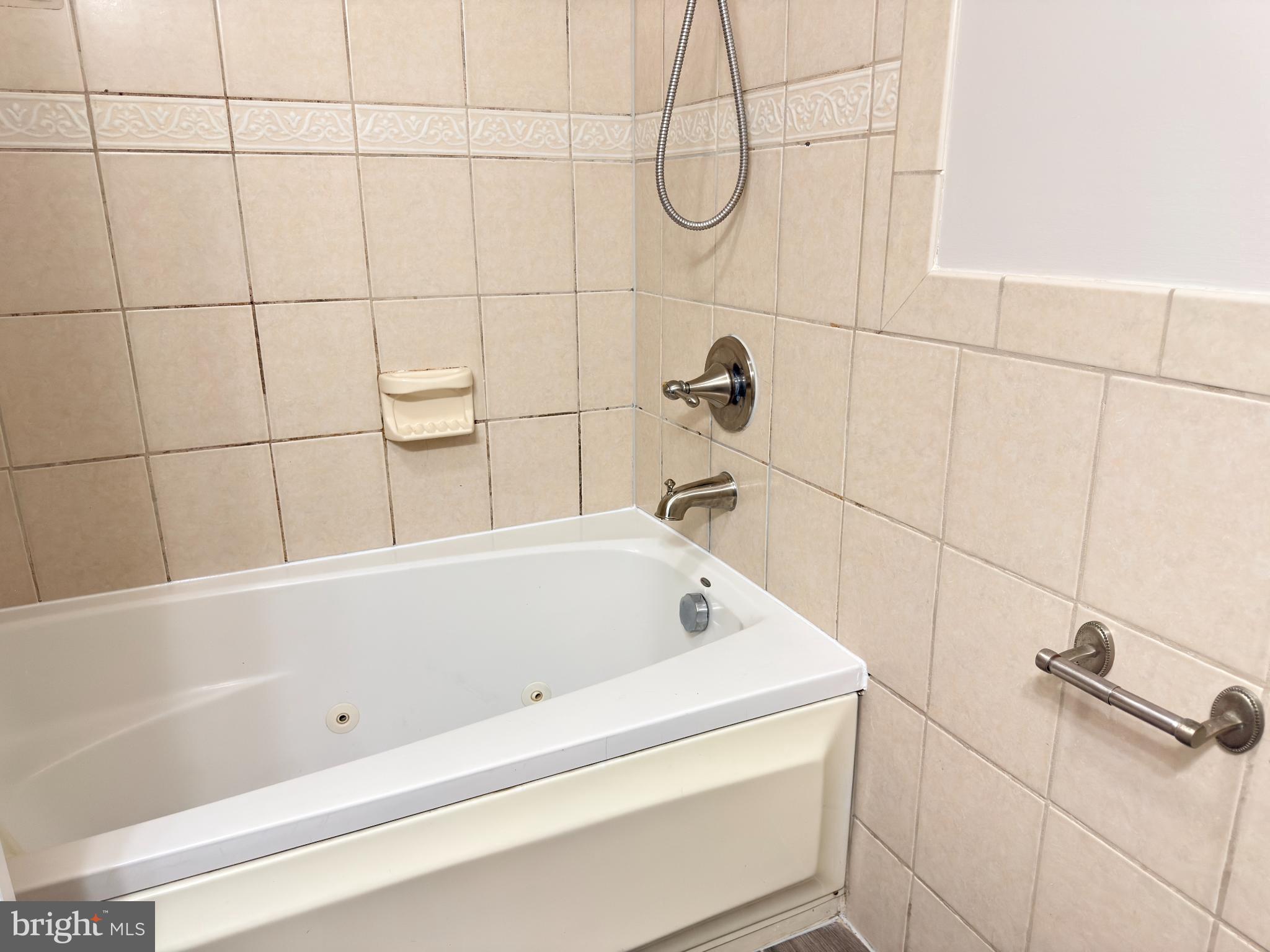 1246 QUEEN STREET NE 2