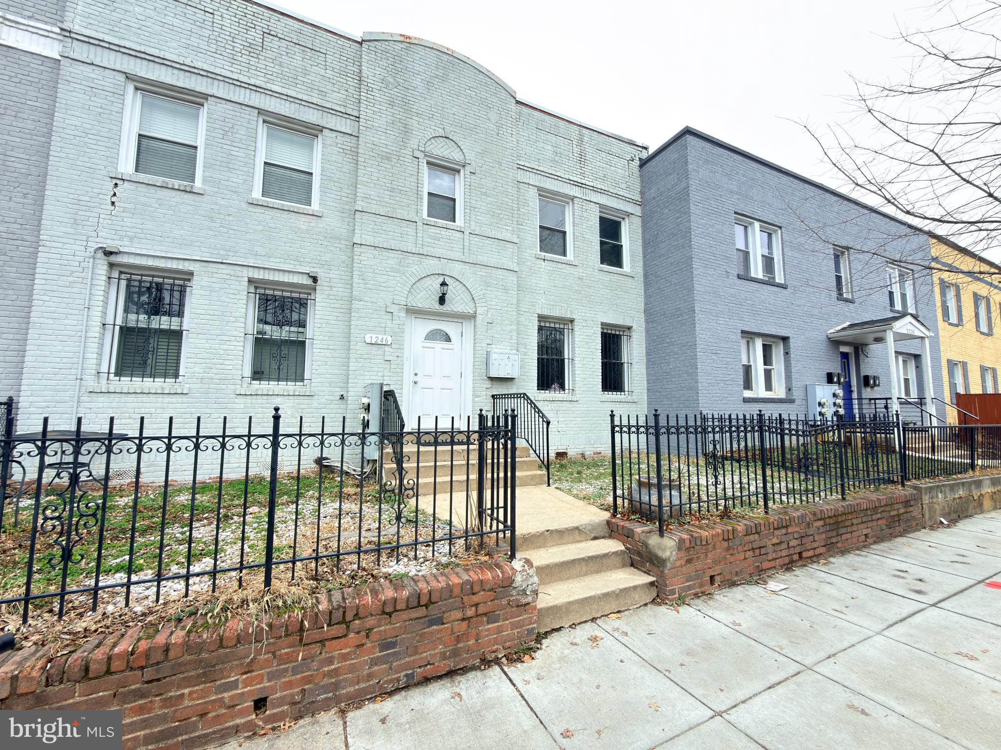 1246 QUEEN STREET NE 2