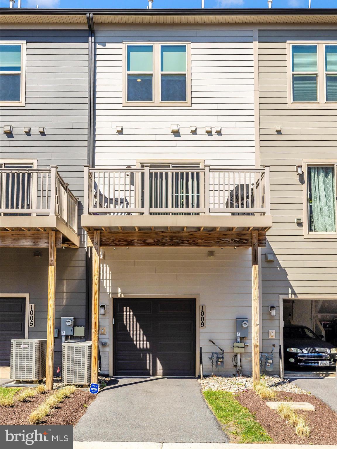 1009 ROCKWELL AVENUE