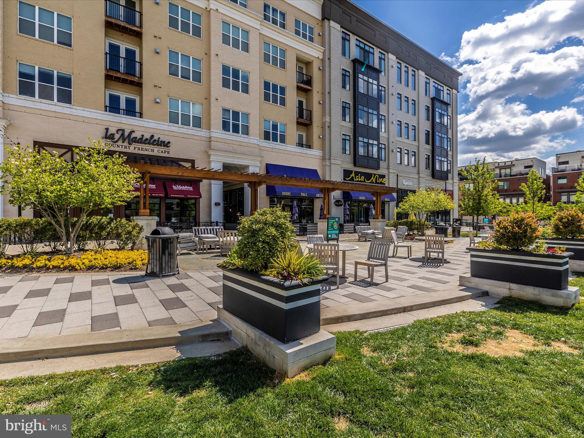 1009 ROCKWELL AVENUE