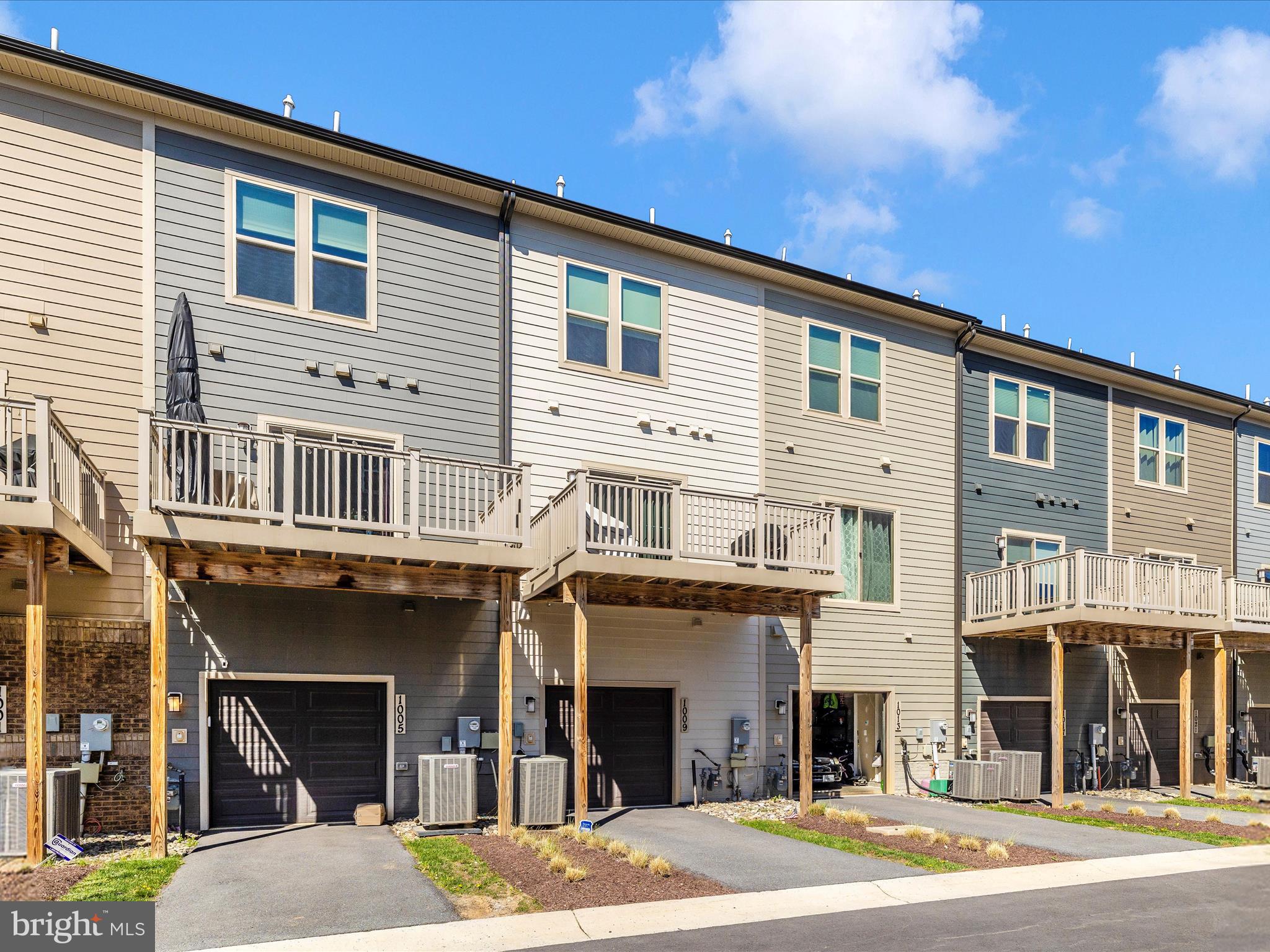 1009 ROCKWELL AVENUE