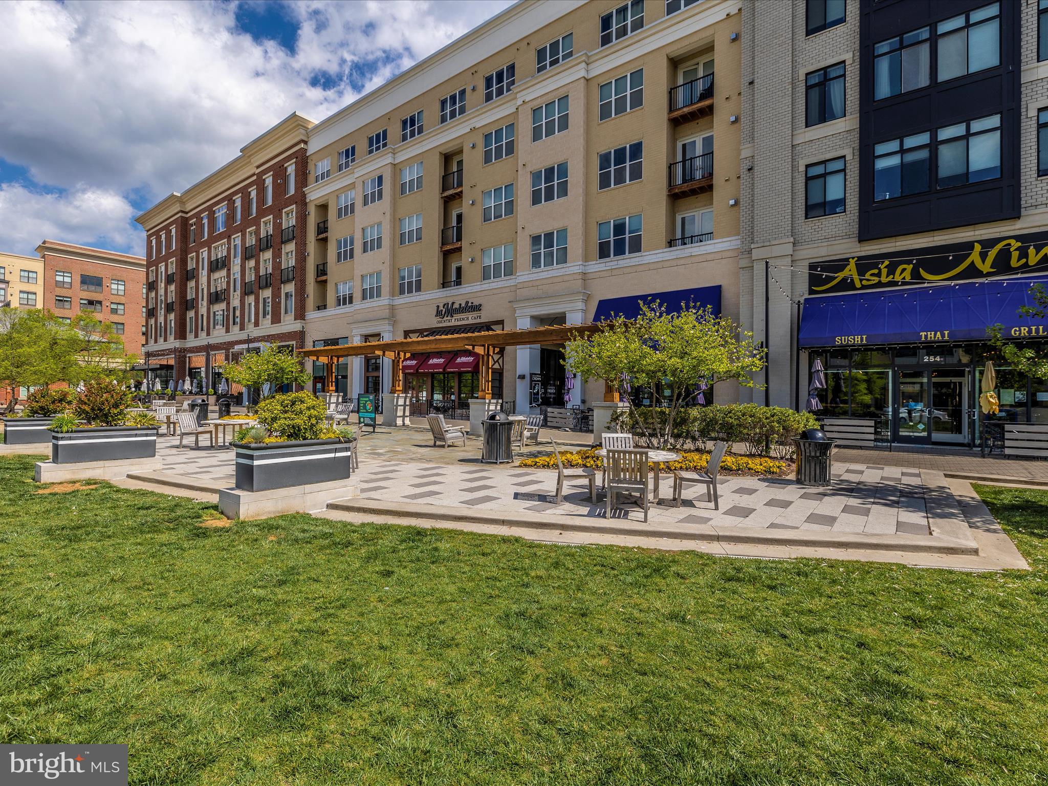 1009 ROCKWELL AVENUE