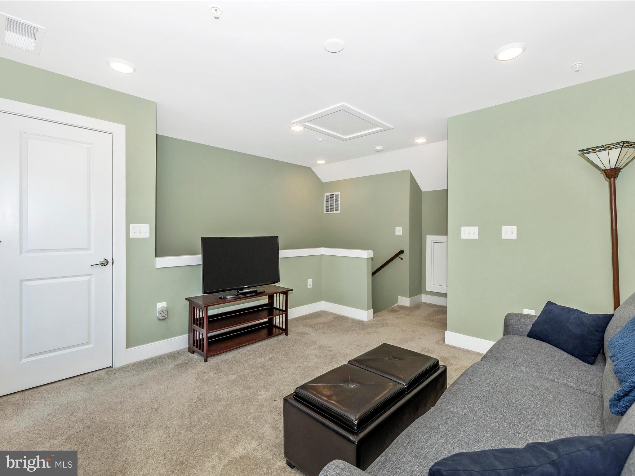 1009 ROCKWELL AVENUE