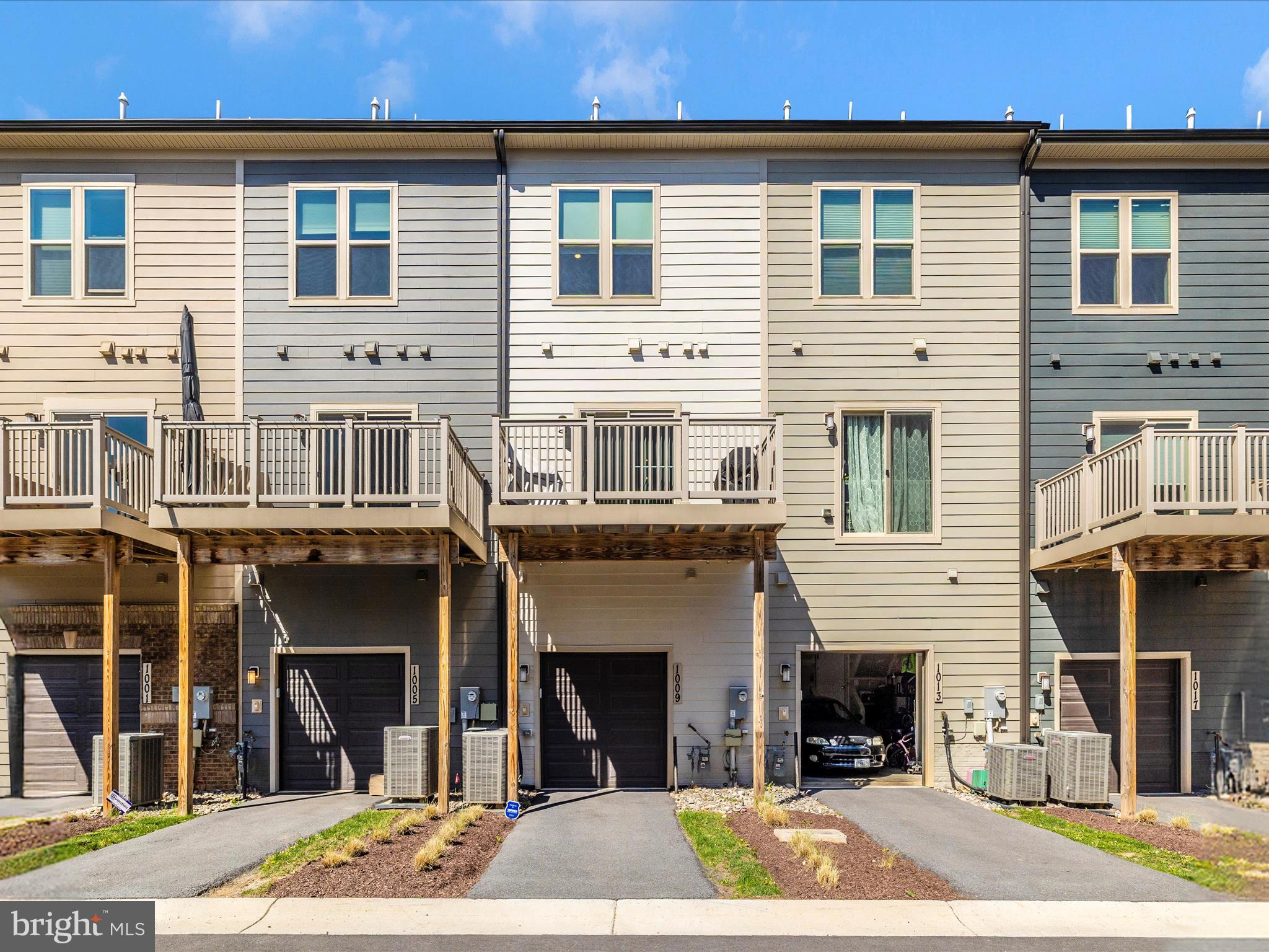 1009 ROCKWELL AVENUE