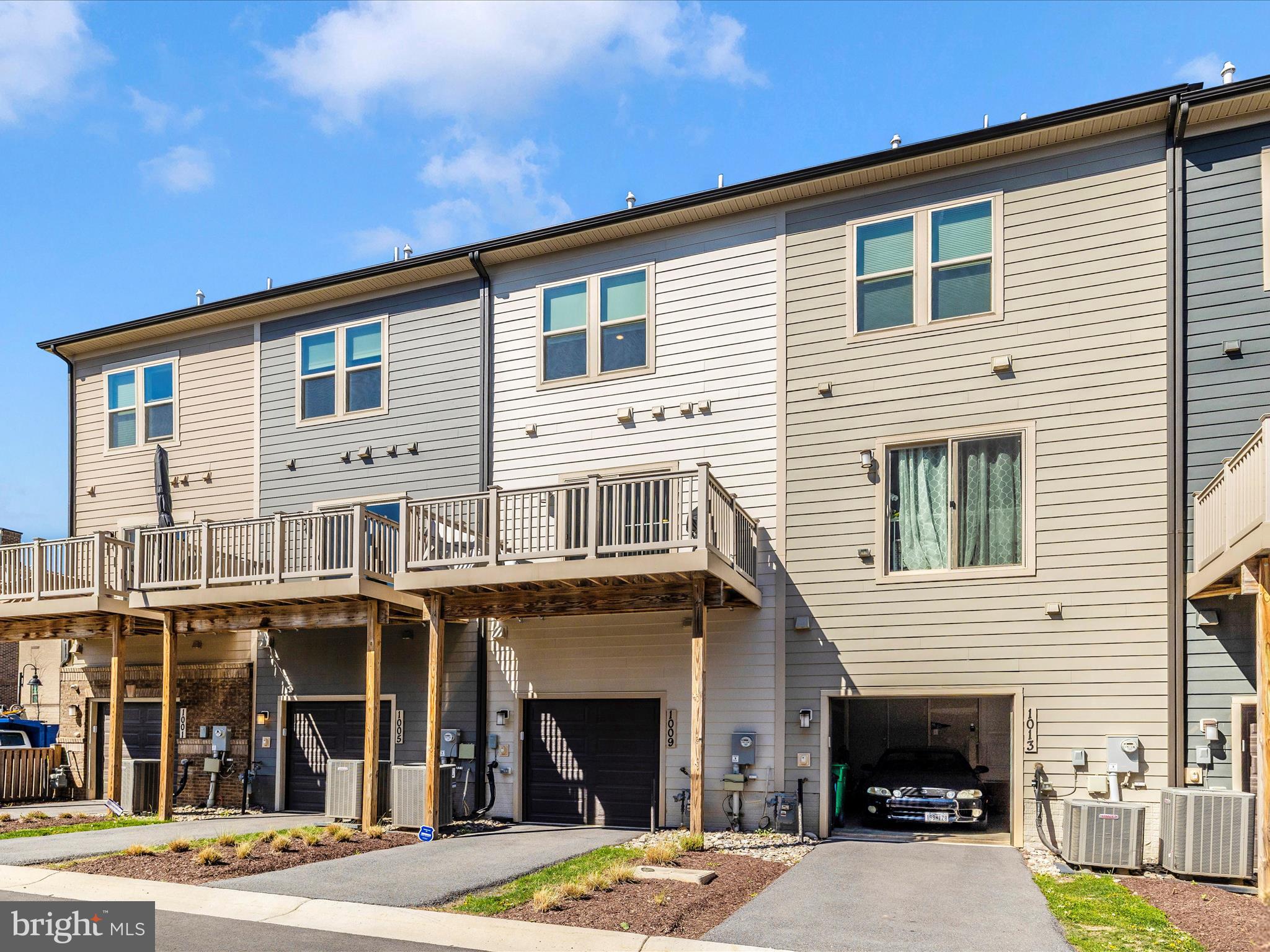 1009 ROCKWELL AVENUE