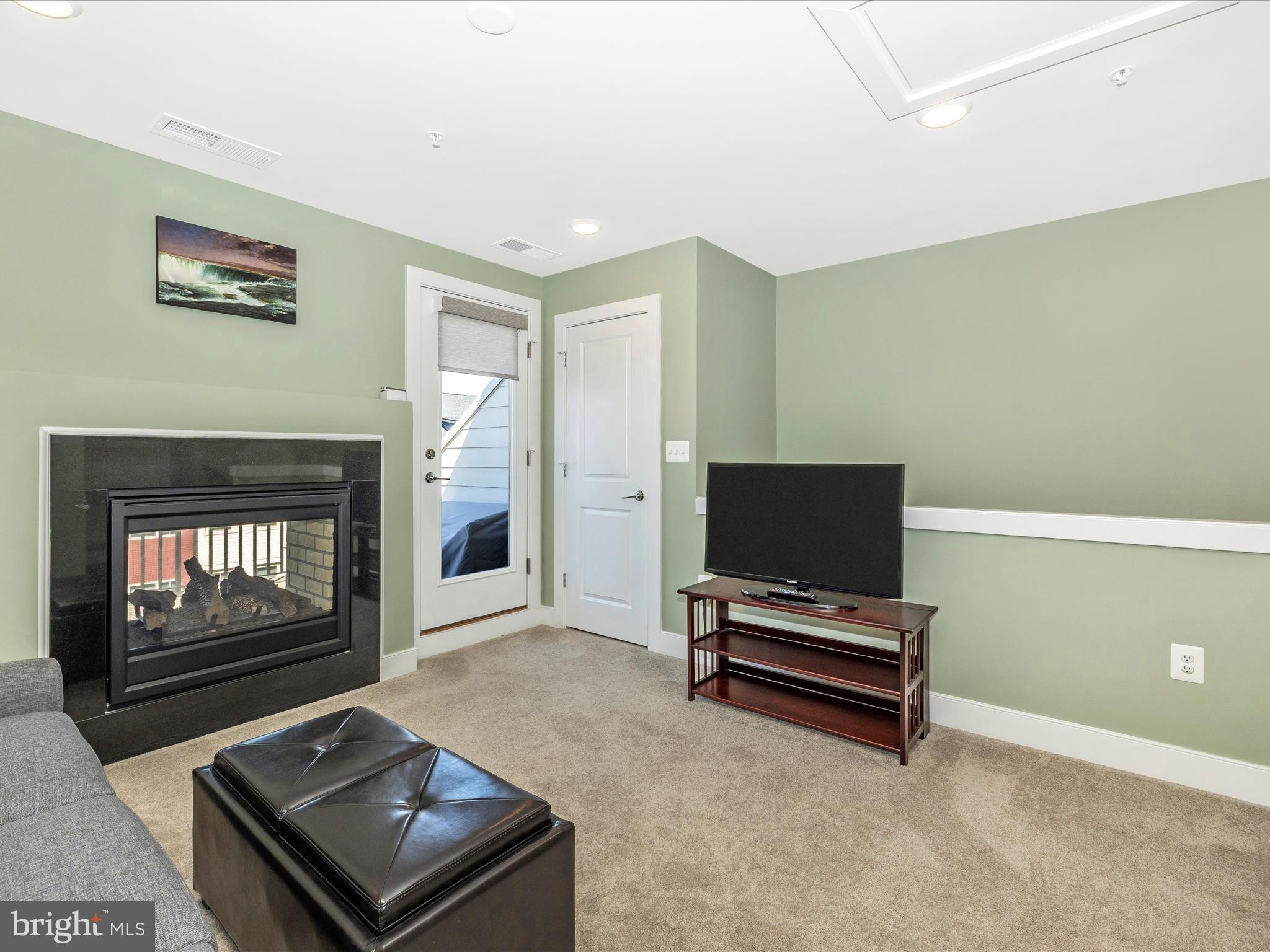 1009 ROCKWELL AVENUE