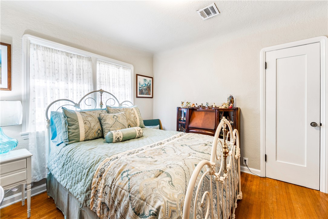 1321 E Hungerford Street