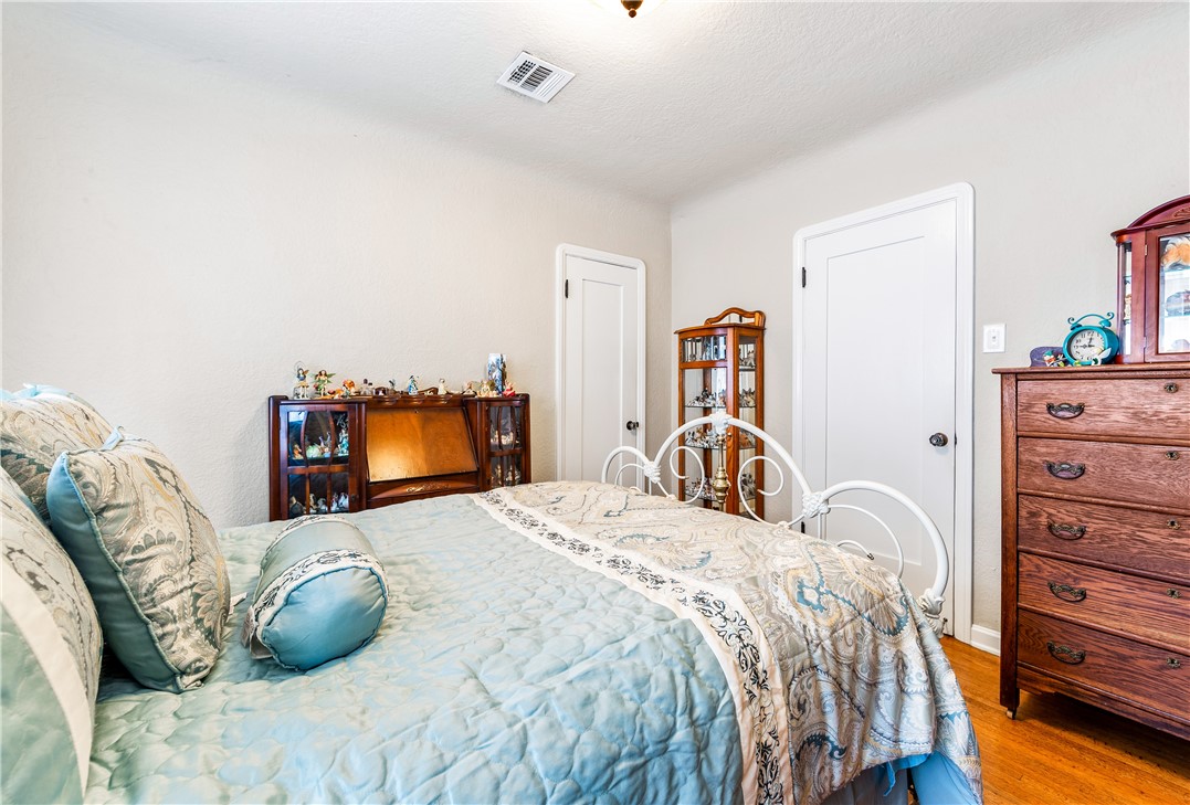 1321 E Hungerford Street