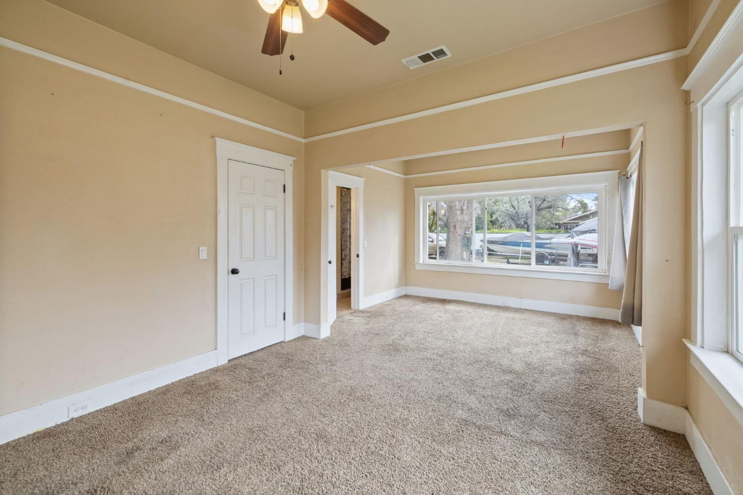 3264 E Kerckhoff Avenue