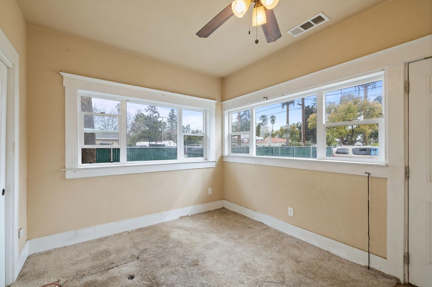 3264 E Kerckhoff Avenue