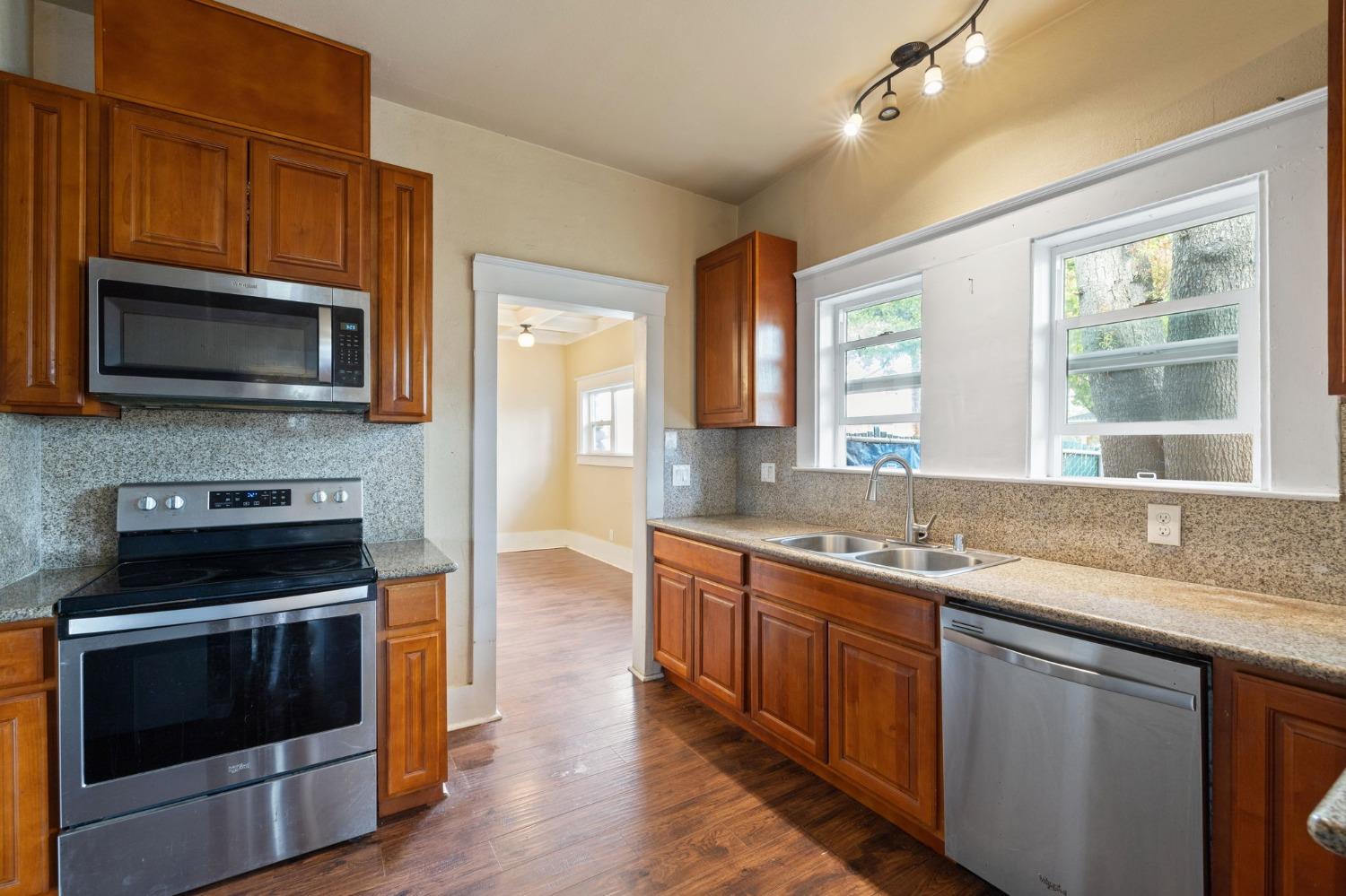 3264 E Kerckhoff Avenue