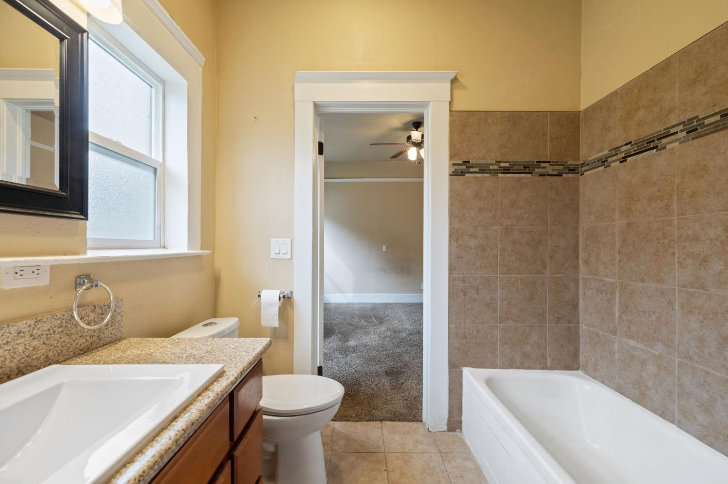 3264 E Kerckhoff Avenue