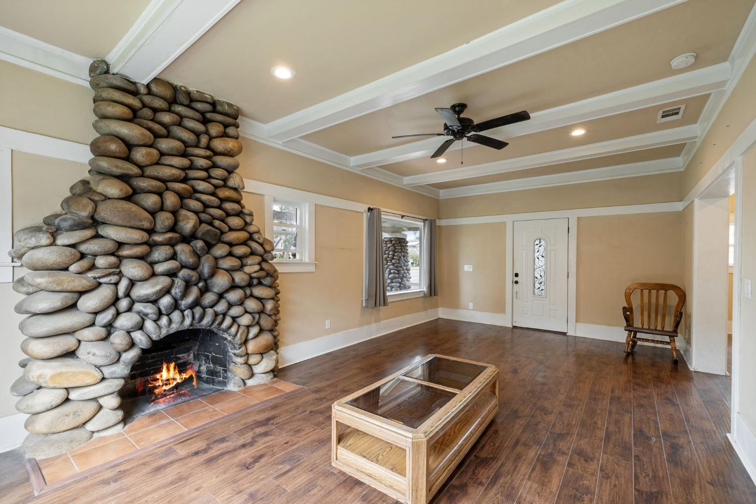 3264 E Kerckhoff Avenue