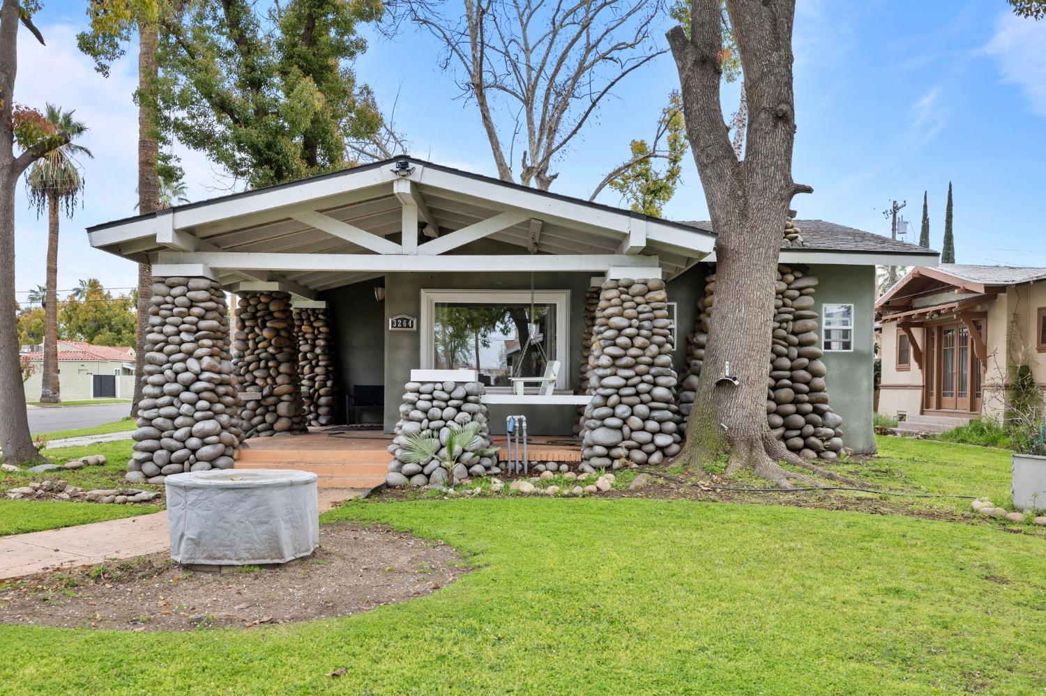 3264 E Kerckhoff Avenue