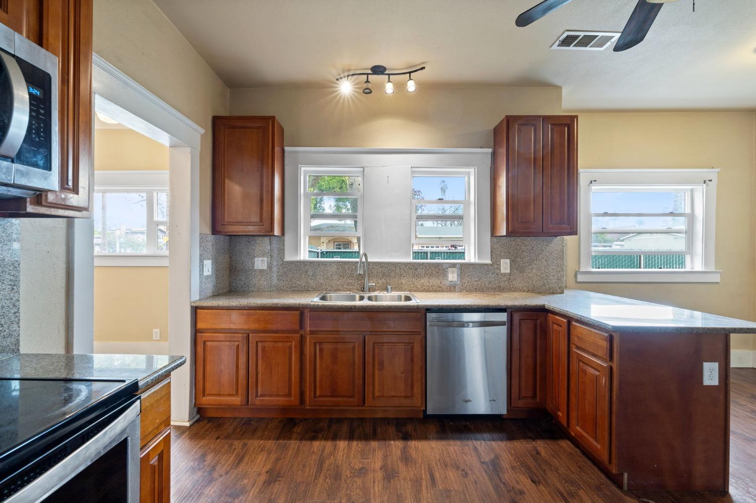 3264 E Kerckhoff Avenue