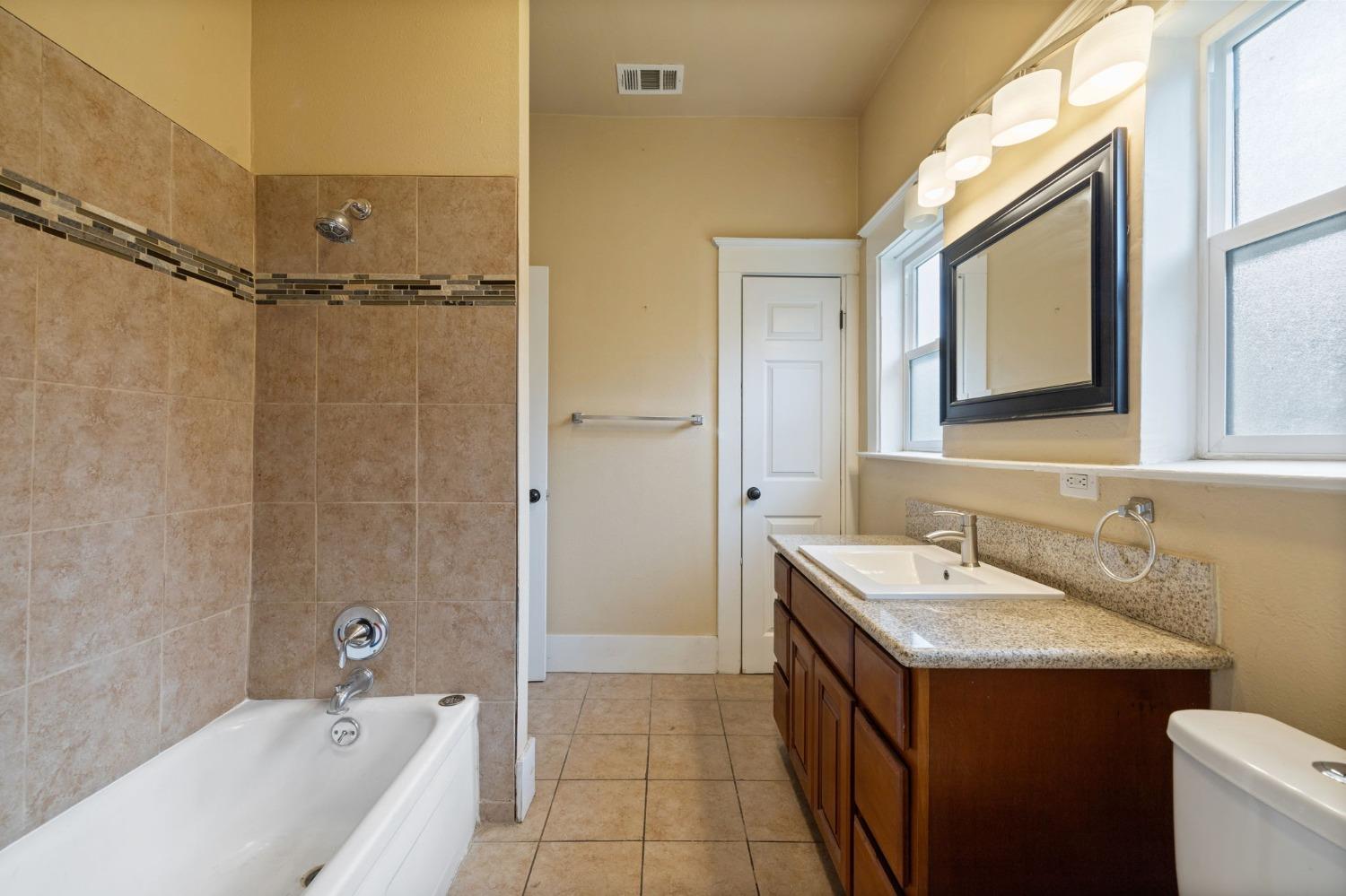 3264 E Kerckhoff Avenue