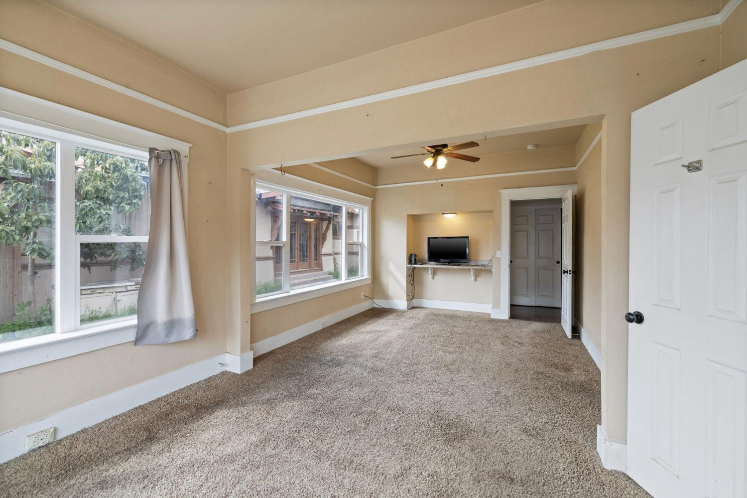 3264 E Kerckhoff Avenue