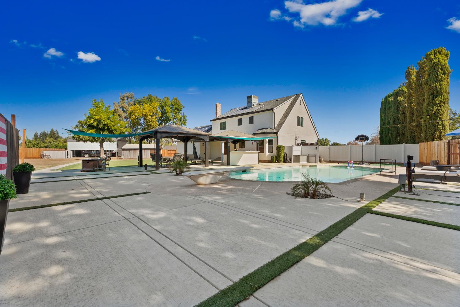 2039 Cambridge Drive
