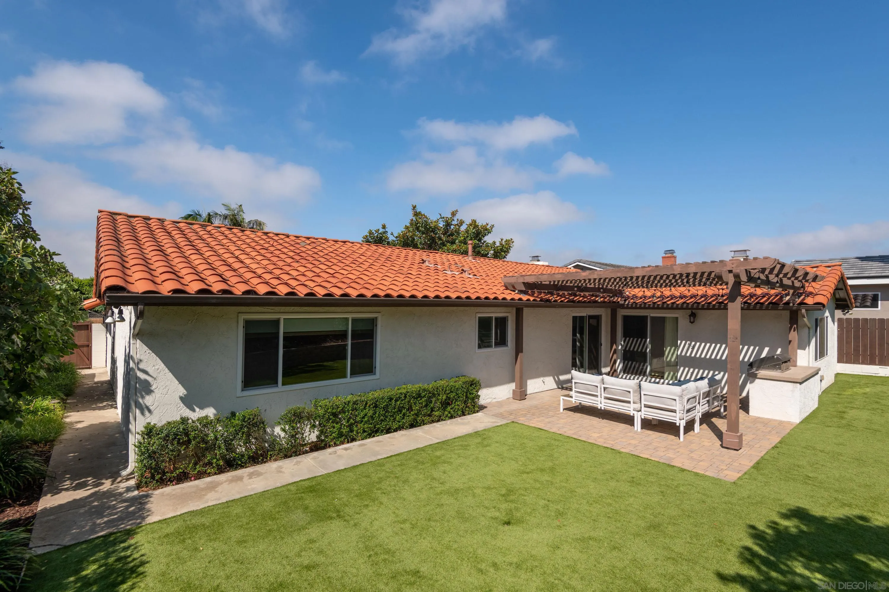2764 Levante St