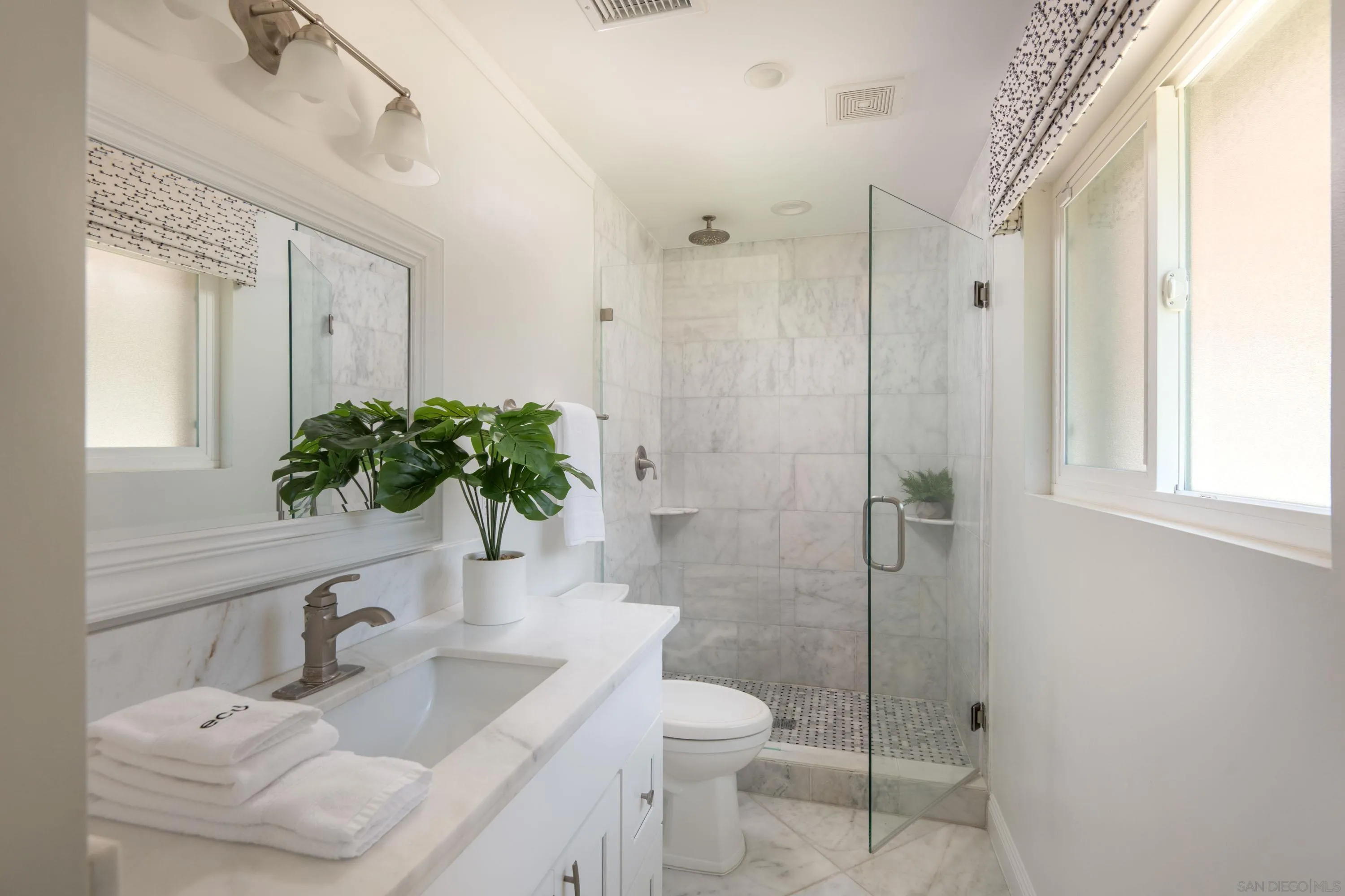 2764 Levante St