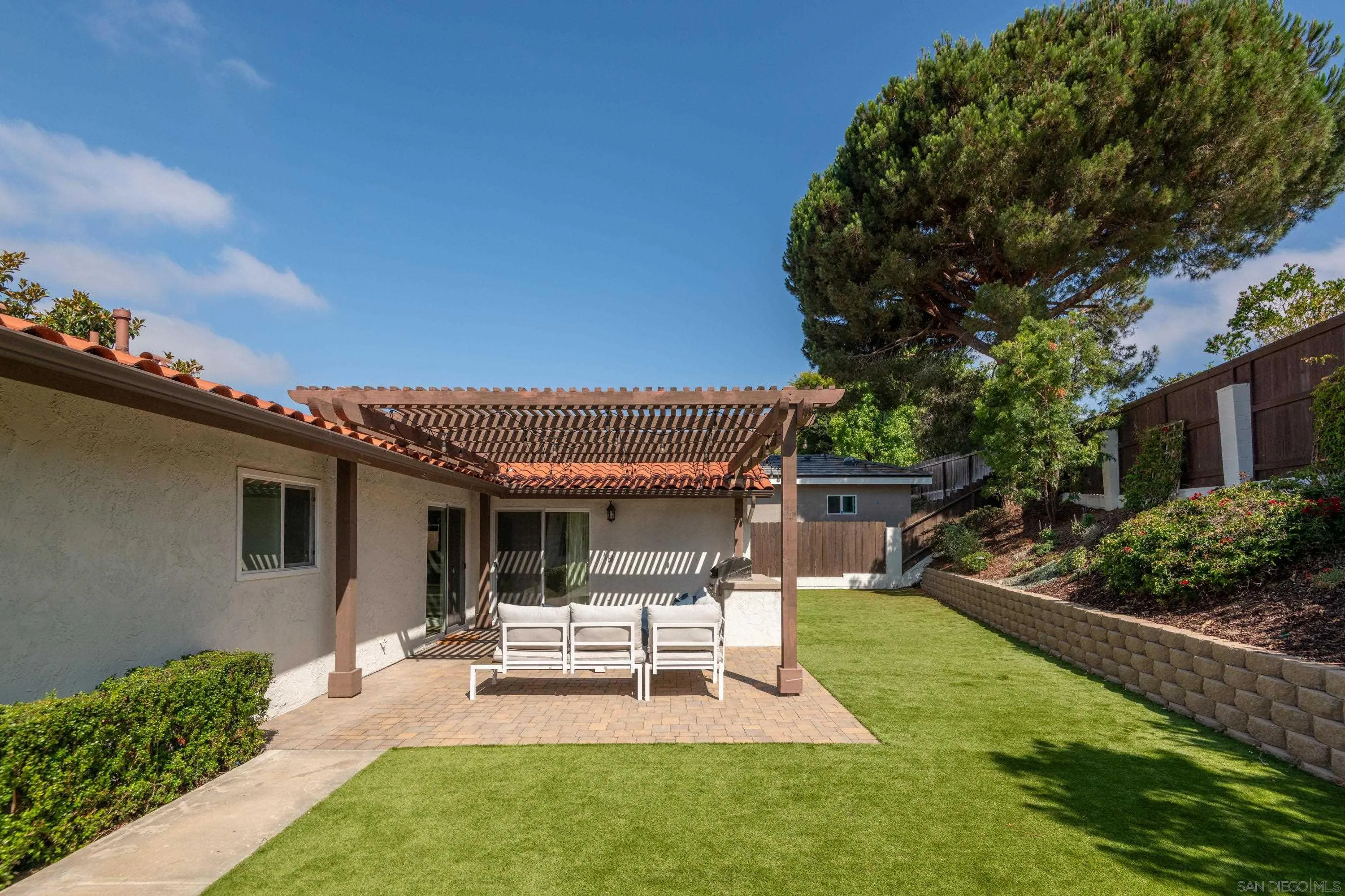 2764 Levante St