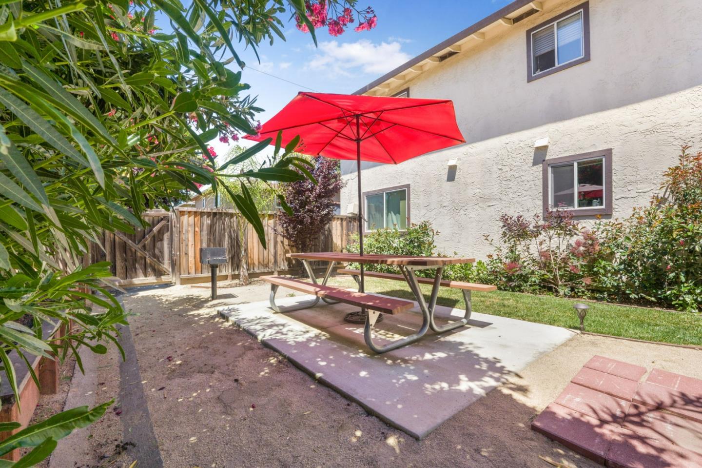 1519 Moorpark AVE