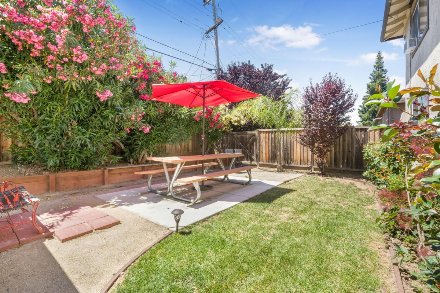 1519 Moorpark AVE