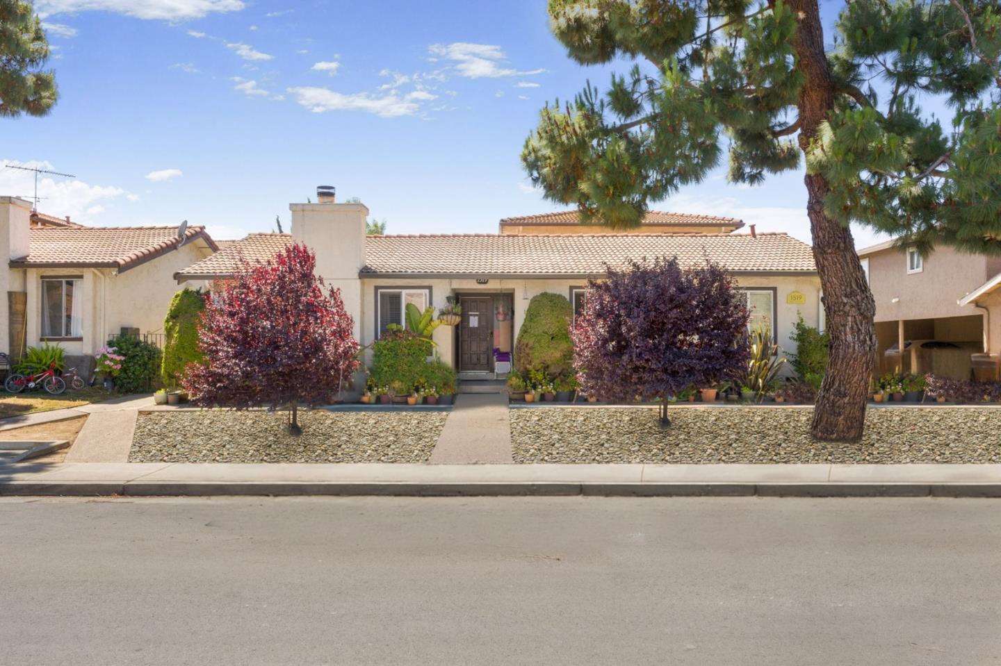 1519 Moorpark AVE