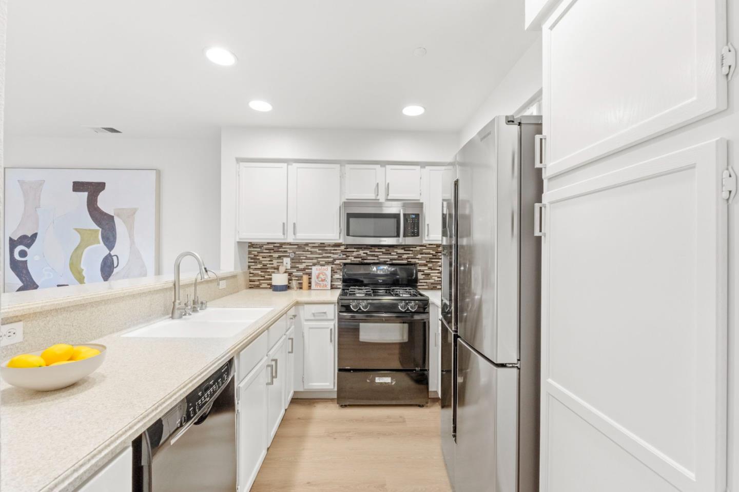 6137 Thicket WAY