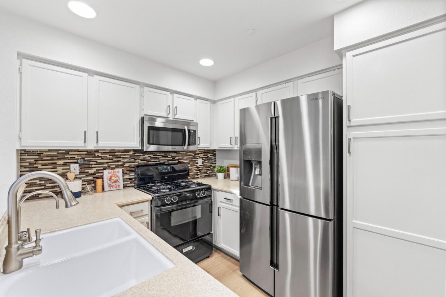 6137 Thicket WAY