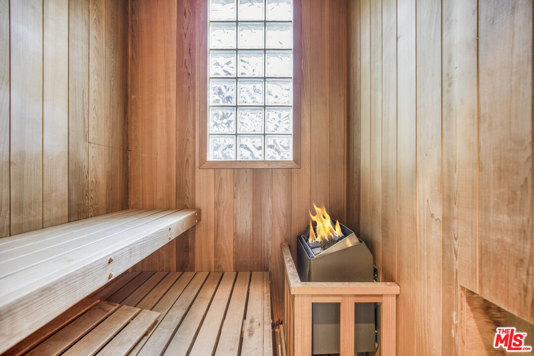 1833 Franklin Canyon Dr