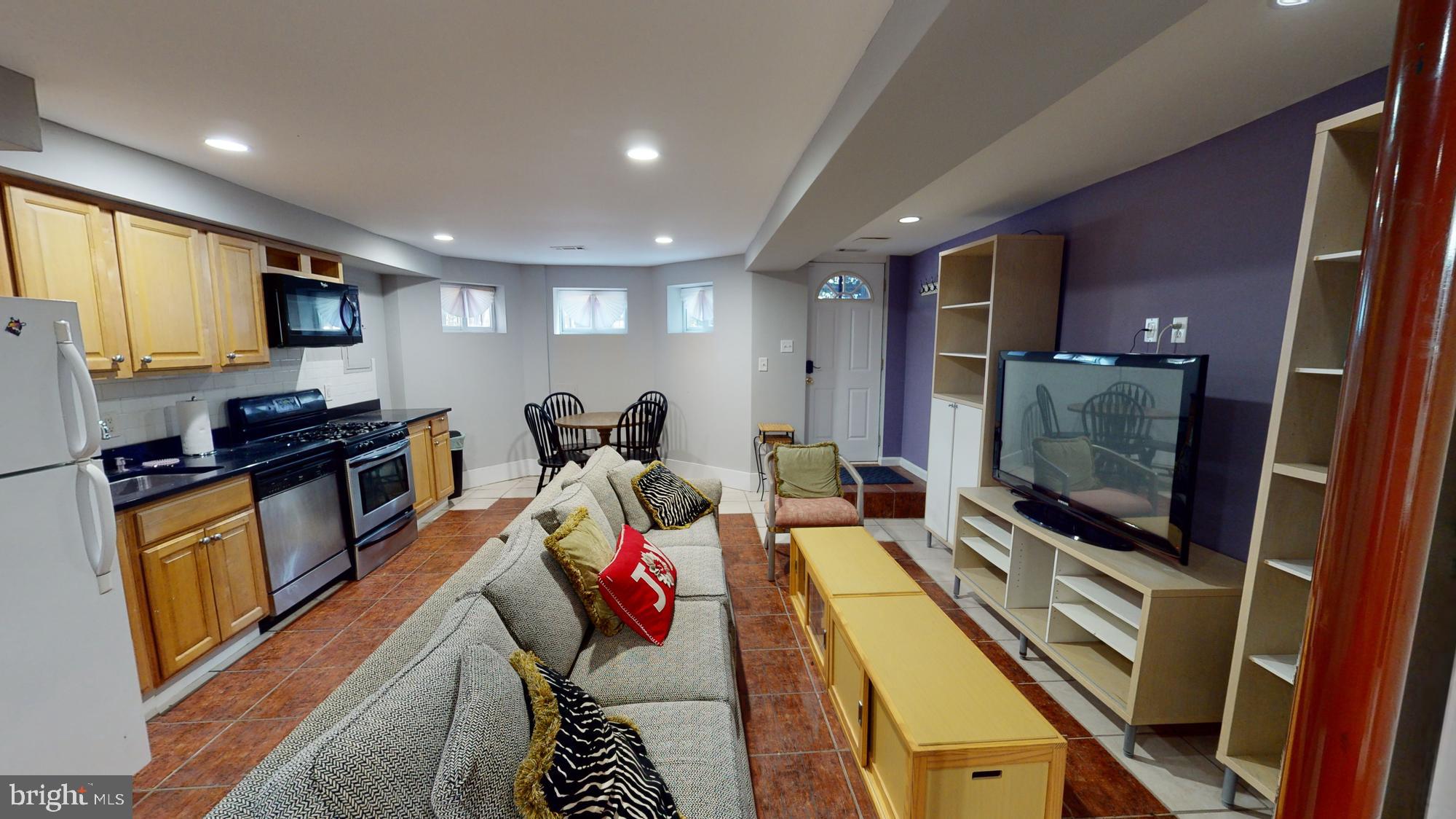 908 11th St NE #B (English Basement)