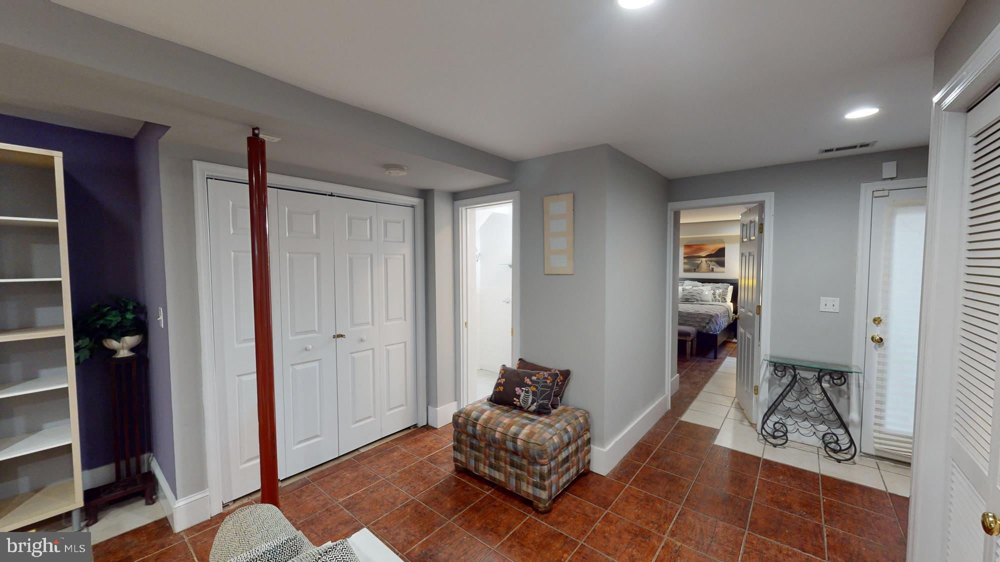 908 11th St NE #B (English Basement)