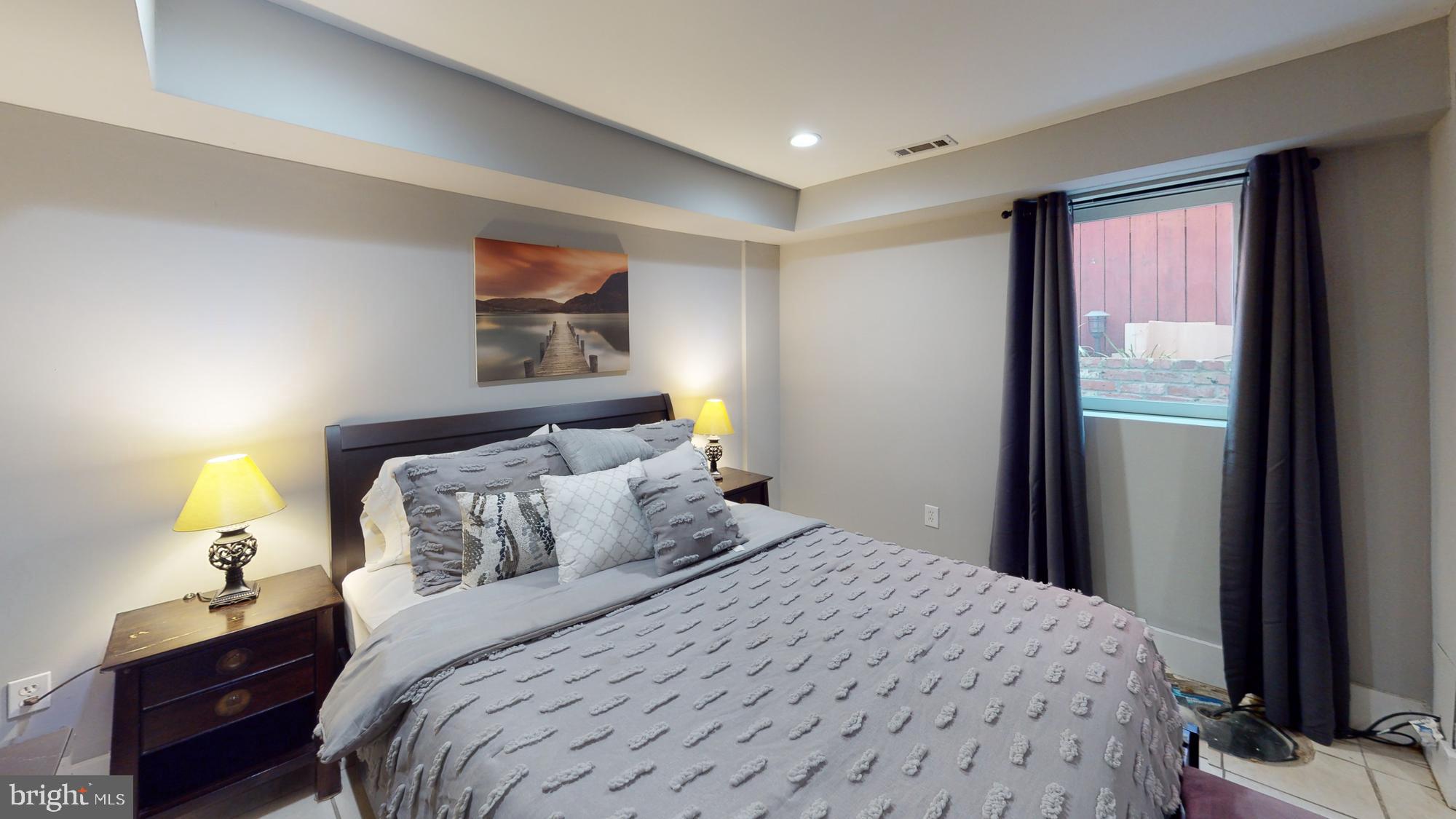 908 11th St NE #B (English Basement)