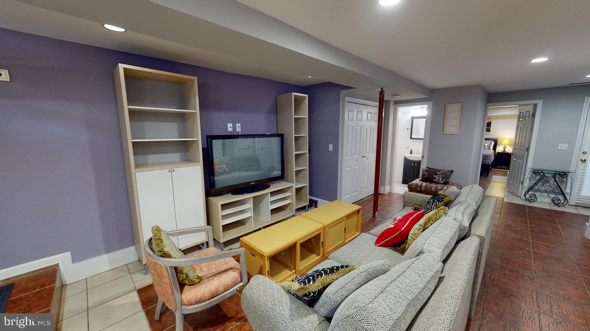 908 11th St NE #B (English Basement)