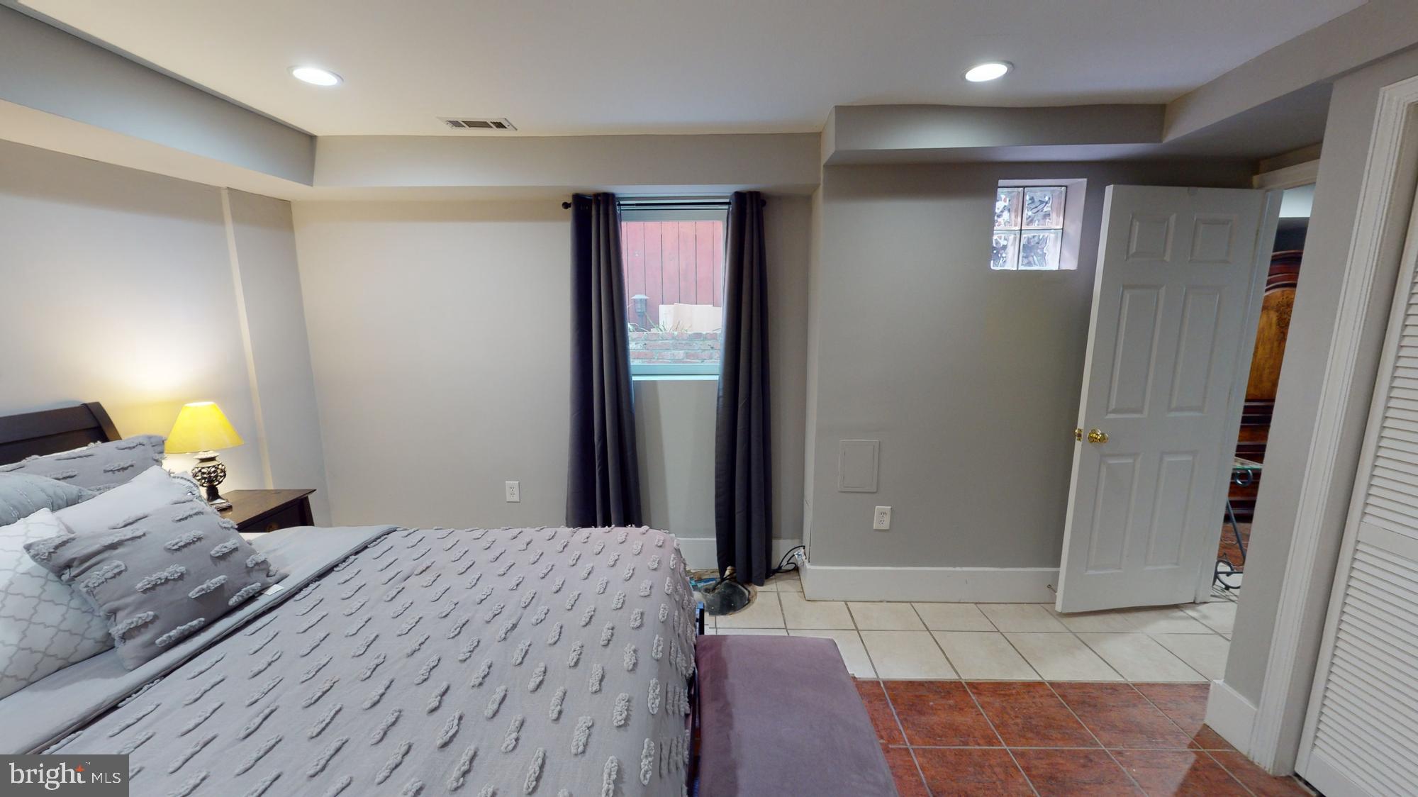 908 11th St NE #B (English Basement)