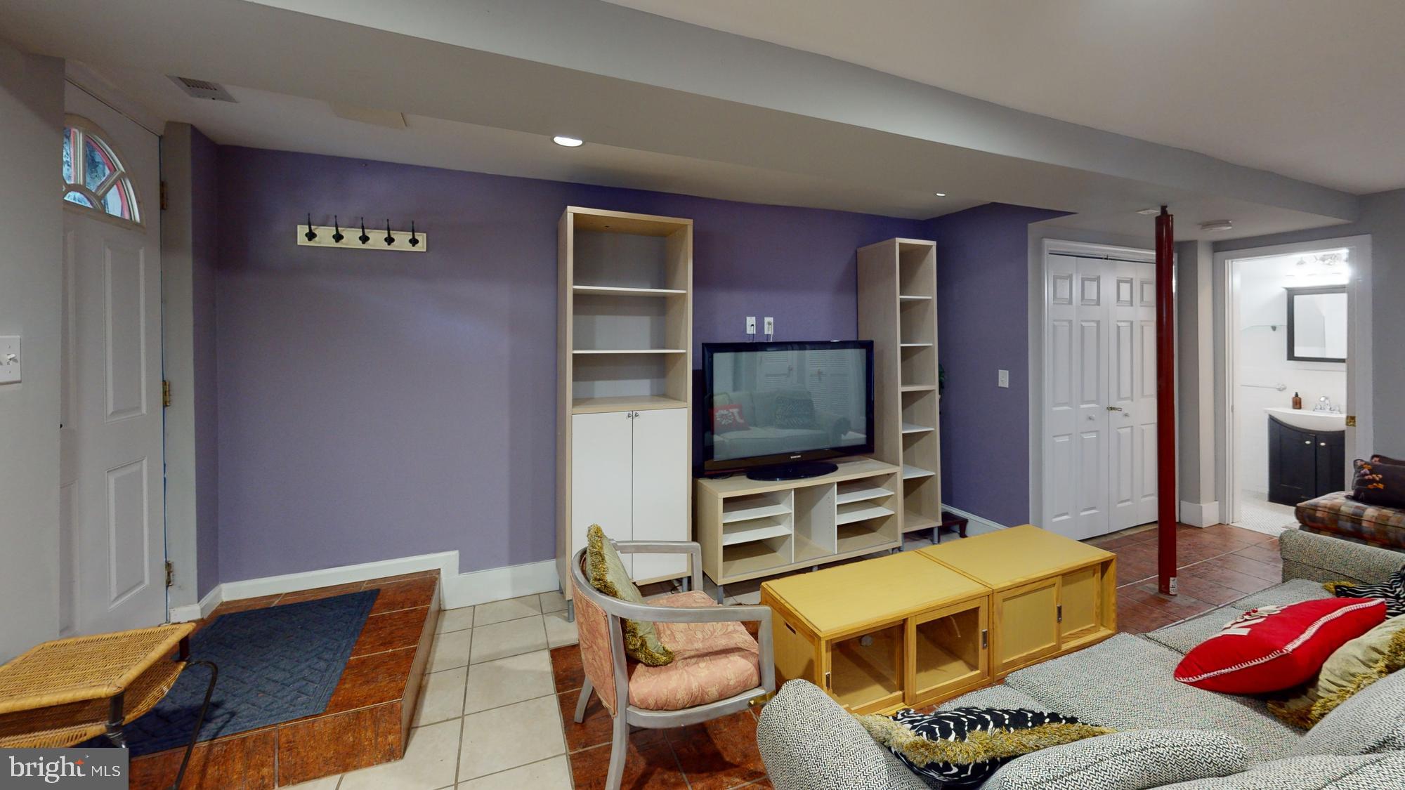 908 11th St NE #B (English Basement)