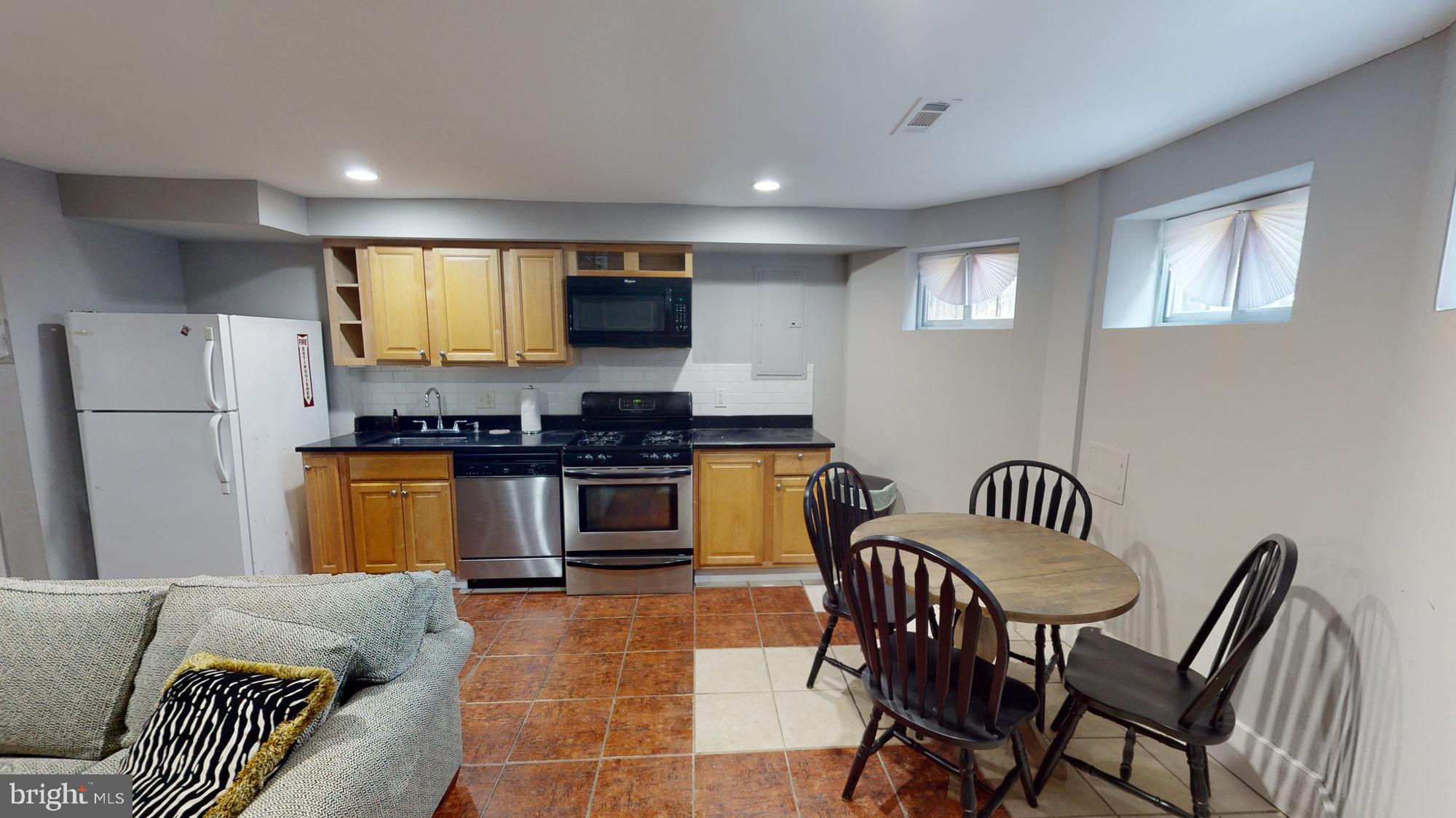 908 11th St NE #B (English Basement)