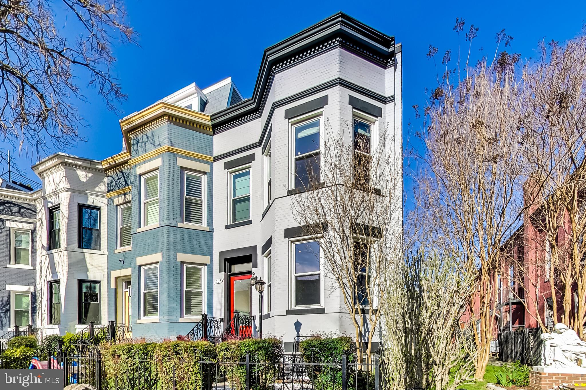 908 11th St NE #B (English Basement)