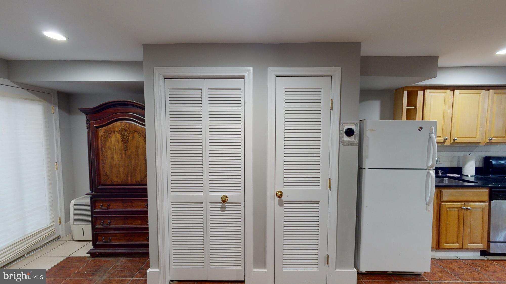 908 11th St NE #B (English Basement)