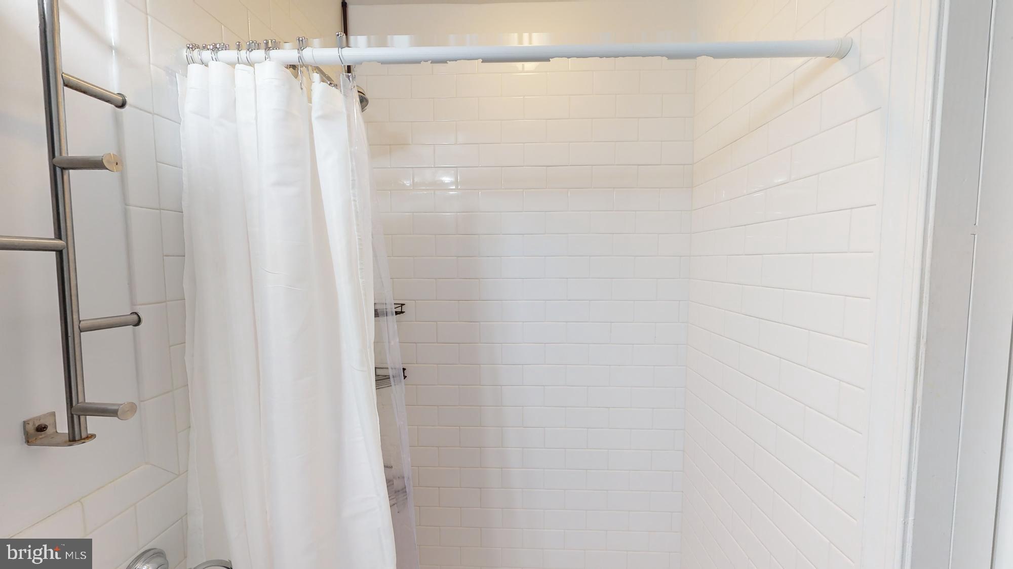 908 11th St NE #B (English Basement)