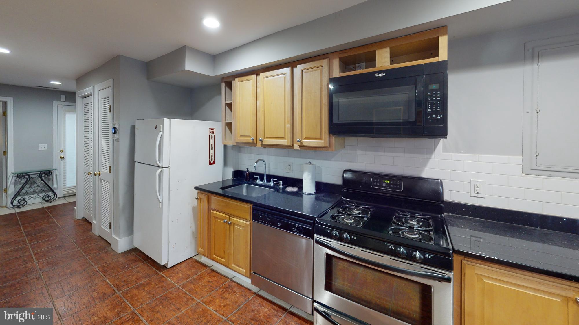 908 11th St NE #B (English Basement)