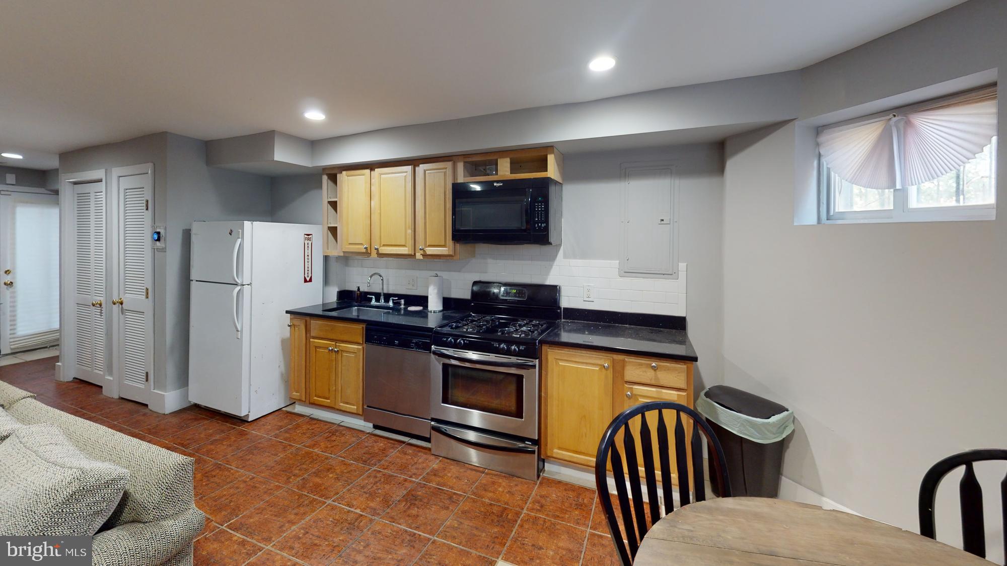 908 11th St NE #B (English Basement)