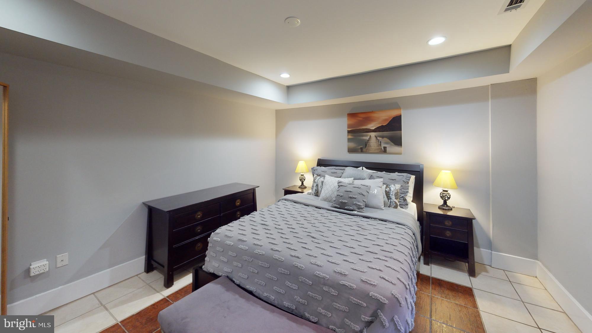 908 11th St NE #B (English Basement)