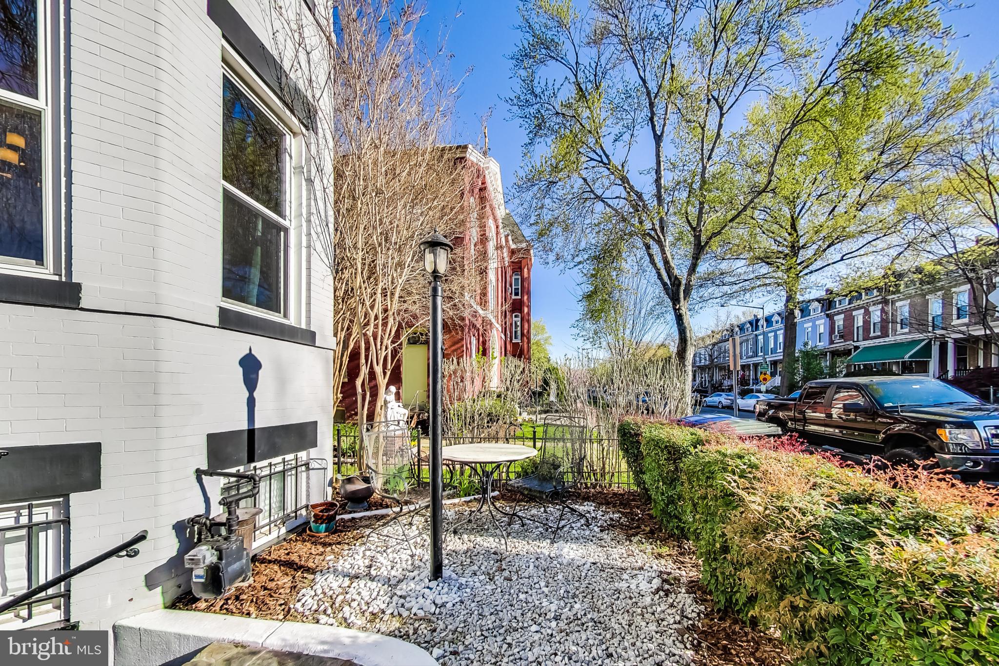 908 11th St NE #B (English Basement)